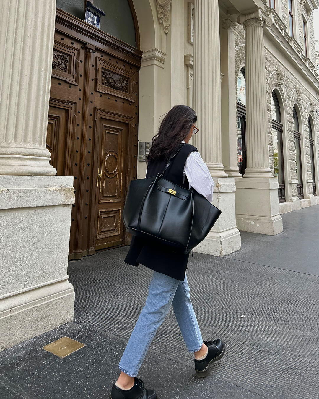 Women’s Leather Tote Shoulder Bag with Structured Design for Everyday Use